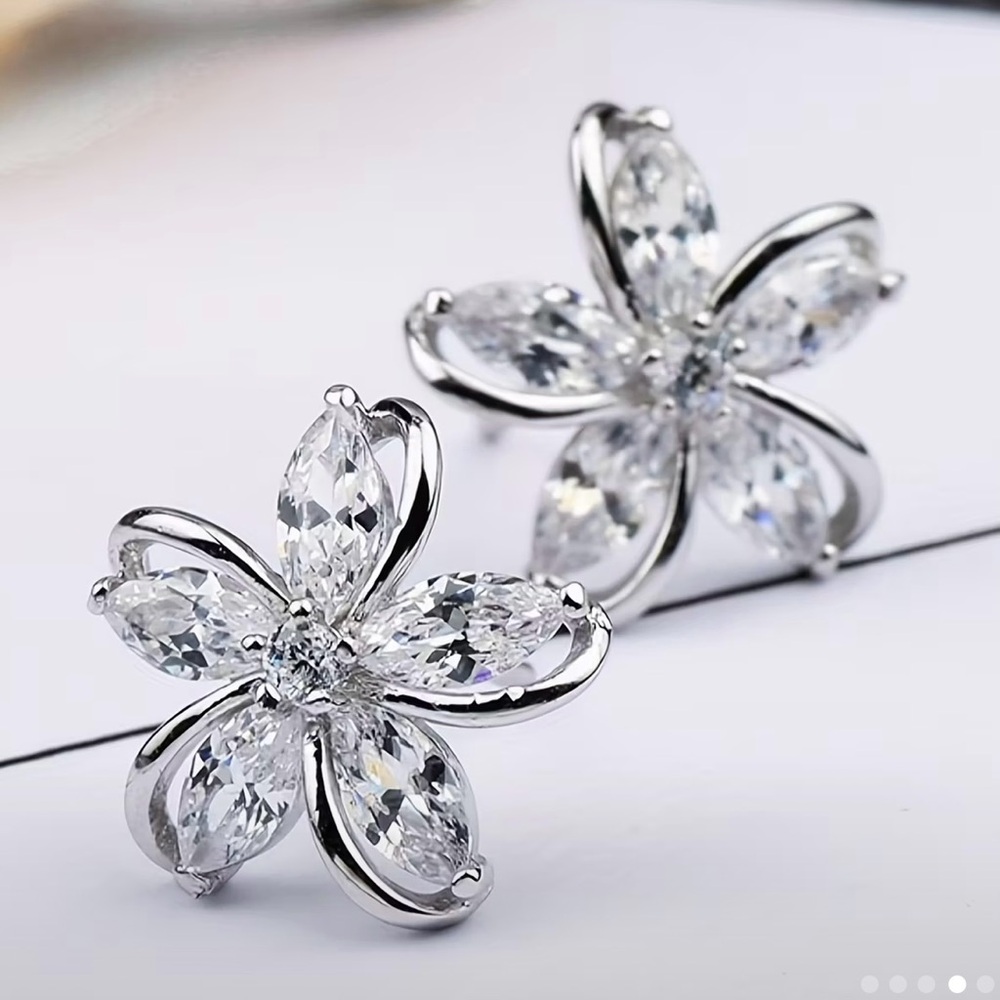 NWOT - Elegant Floral Theme Crystal Earrings
